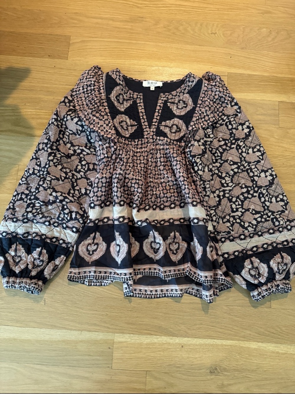 Sea beautiful printed blouse in with quilted sleeves